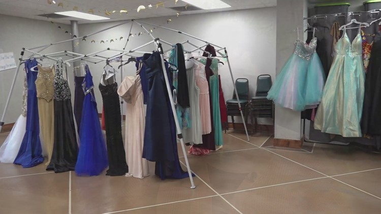 Local Knoxville group hosts free prom closet on Saturday