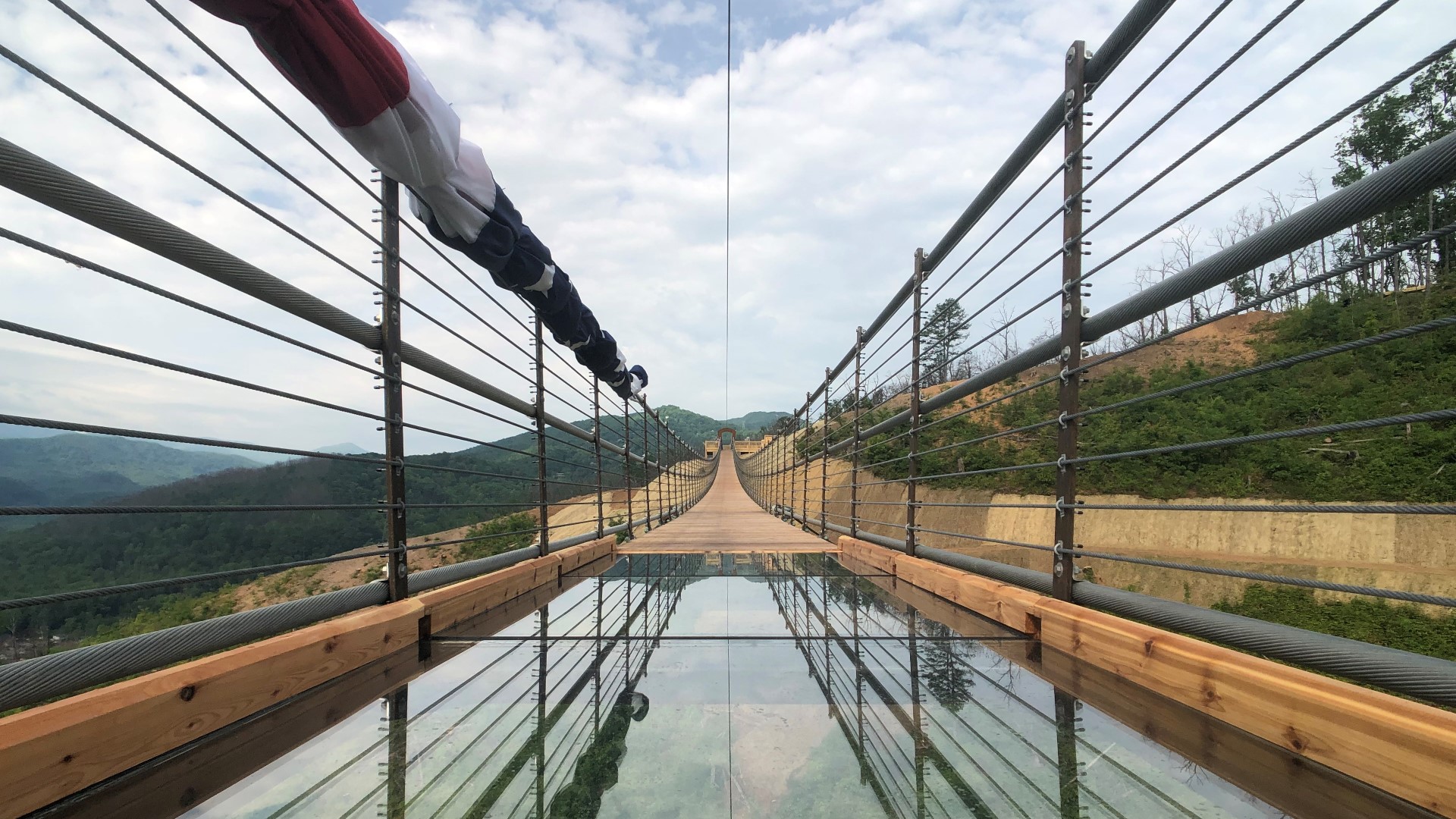 Skybridge In Gatlinburg Glass Cracked By Visitor