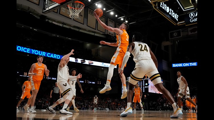 Knecht catches fire, No. 5 Tennessee beats Vandy, 75-62