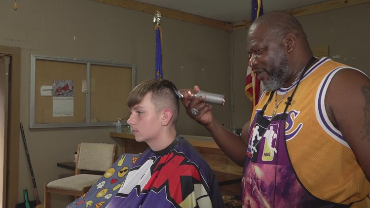 Roane County veteran gives several free haircuts for the first day of school