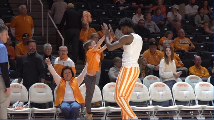 Tennessee guard D.J. Jefferson impresses with pregame dunks and giving attention to young fans