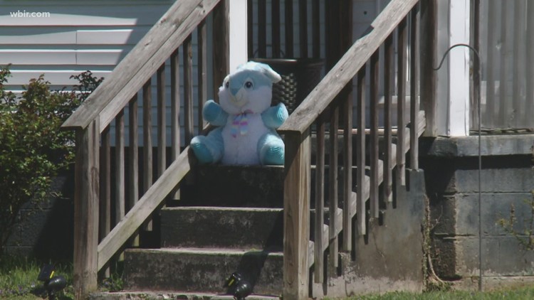 Families hunt for Easter items in South Knoxville neighborhood