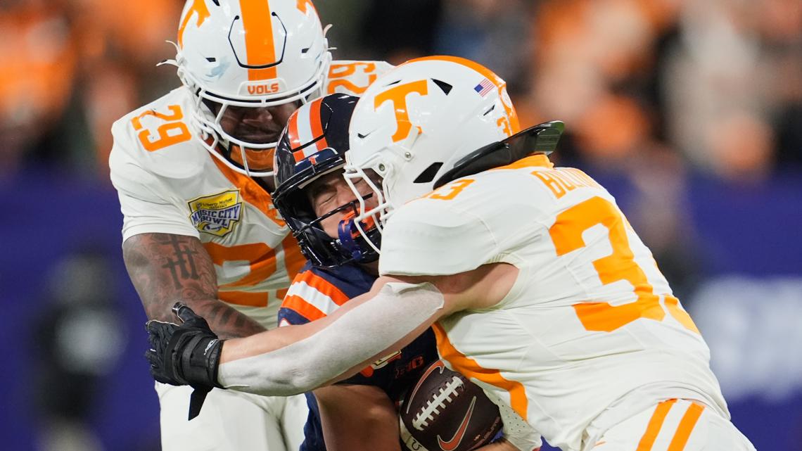 Illinois defeats Tennessee as time expires in Music City Bowl, 30-28