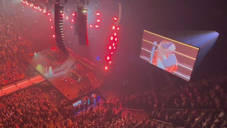 Kelsea Ballerini brings out Kenny Chesney during Knoxville concert