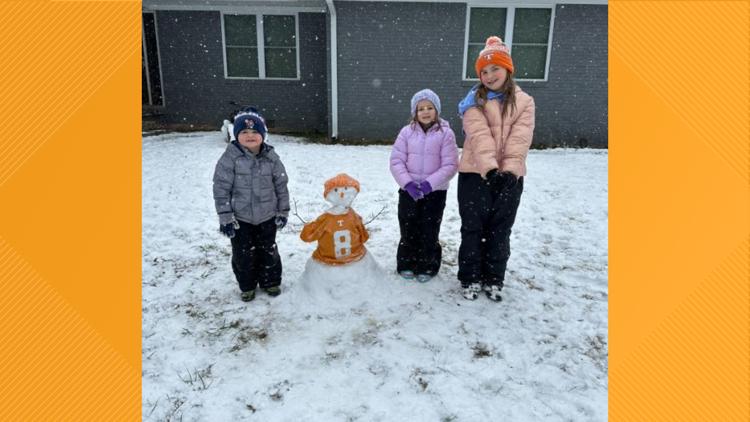 Tennessee fans make a Nico Iamaleava snowman!