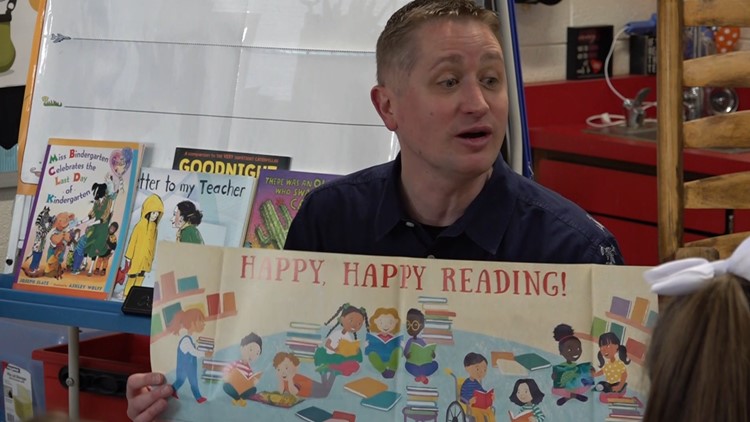 Traveling librarian stops at South Clinton Elementary to speak with students about reading Traveling librarian stops at South Clinton Elementary to speak with students about reading