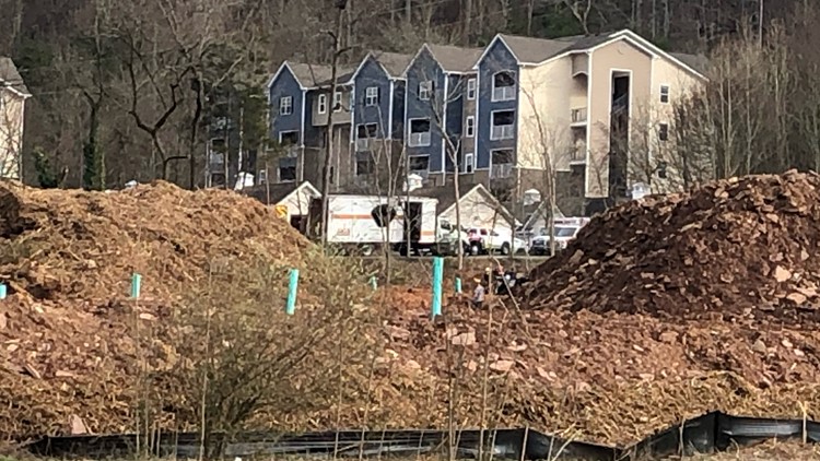 Equipos de Rural Metro trabajan para rescatar a 2 personas atrapadas tras el derrumbe de una zanja en Powell