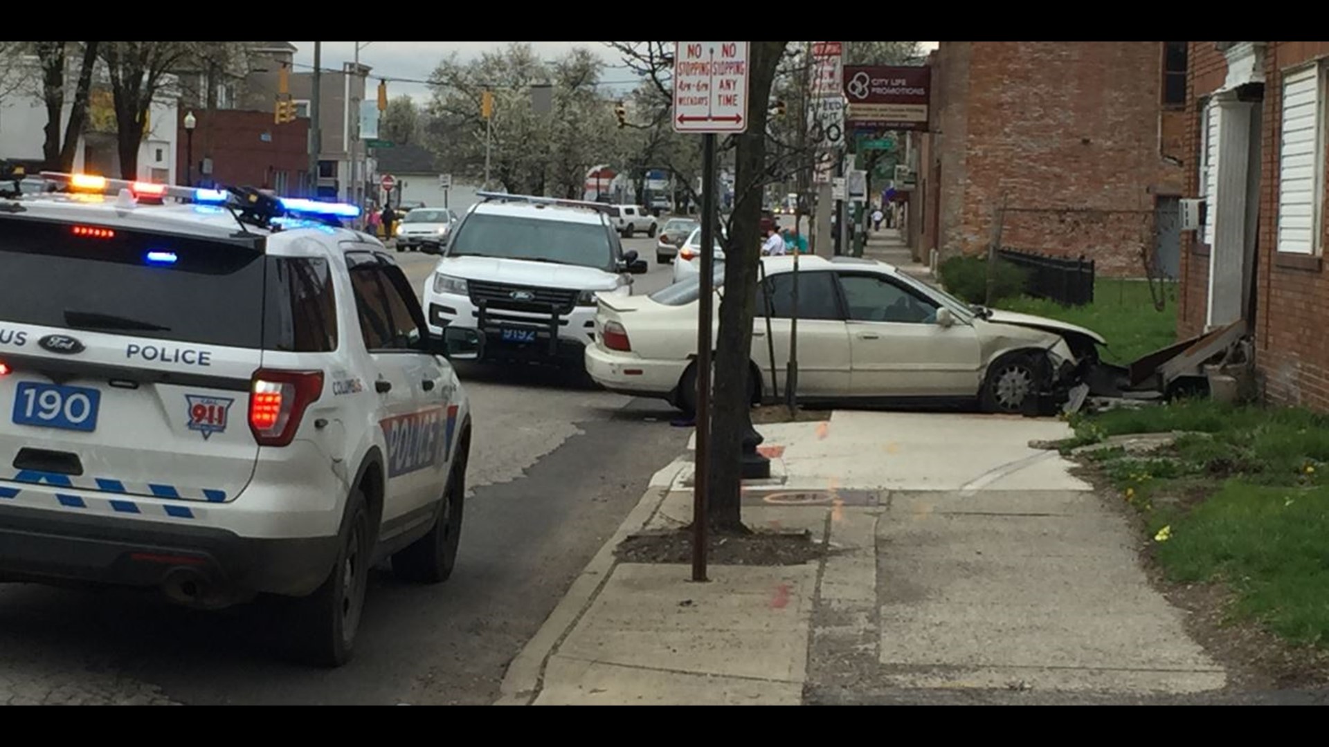 Car crashes into building on west Broad Street | 10tv.com