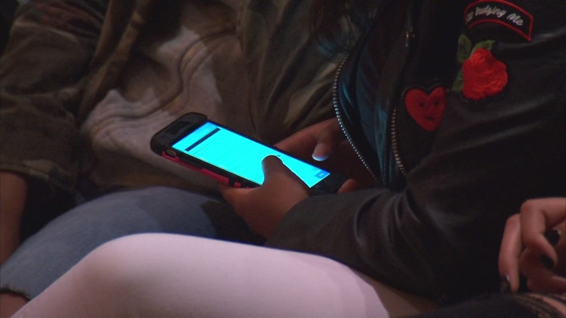 Bill introduced in Ohio House to restrict cellphone use in school - Vimarsana News