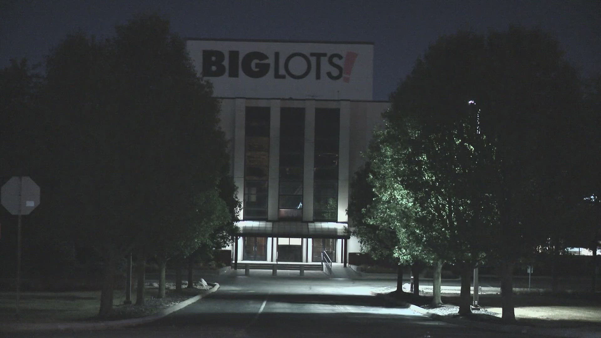 Big Lots announced that it is closing its distribution center in west Columbus, leaving nearly 400 people without jobs.