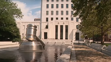 Southwest crew celebrates Spirit pilot's retirement after airline shuts down, halts his final flight