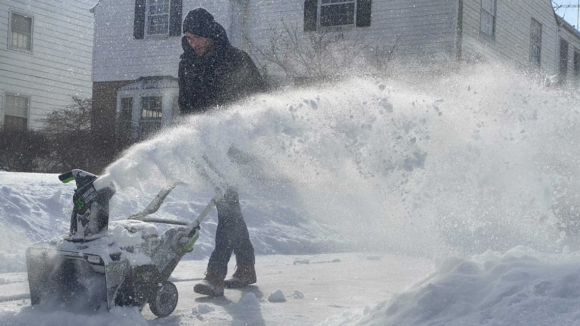 Clintonville man helps out neighbors by clearing snow following storm - Vimarsana News