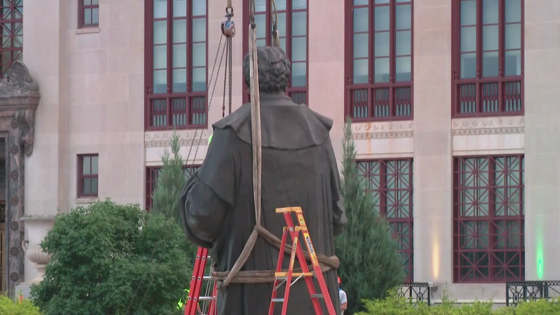 Crews removed the Christopher Columbus statue outside Columbus city hall Wednesday morning.