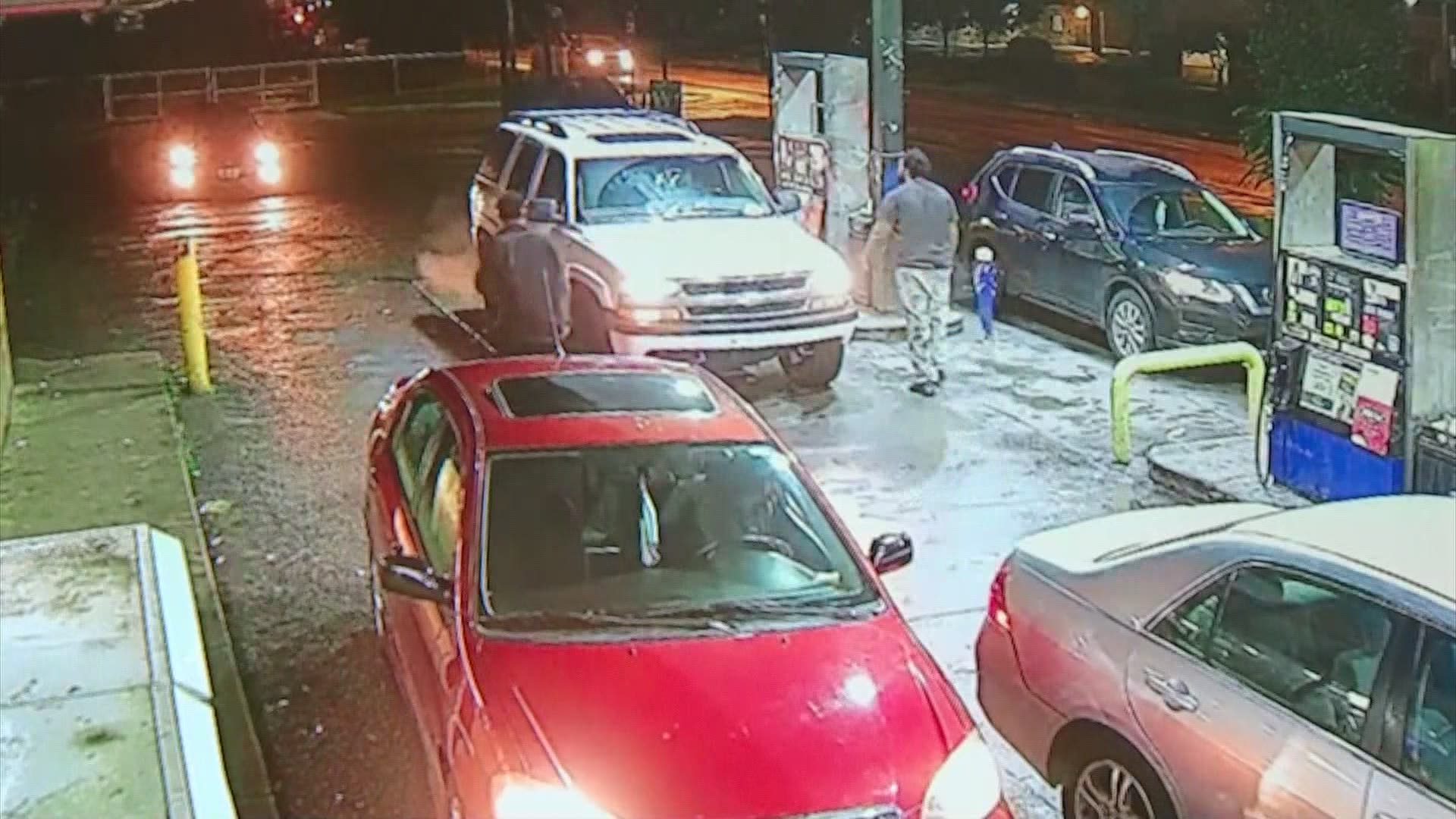 Police searching for suspects in Columbus gas station carjacking that