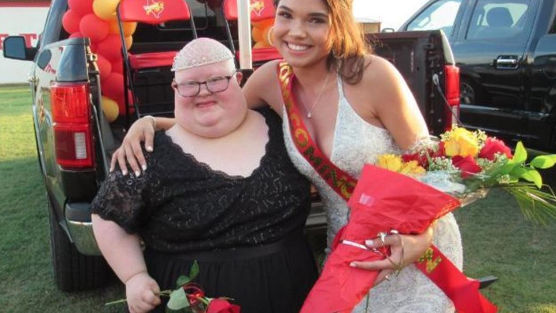 Homecoming queen gives crown to friend with Down syndrome