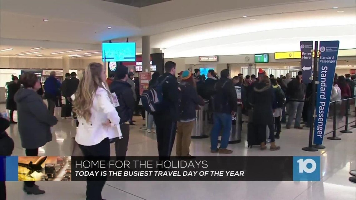 Columbus Airport Buzzes As People Return Home From Thanksgiving Trips ...