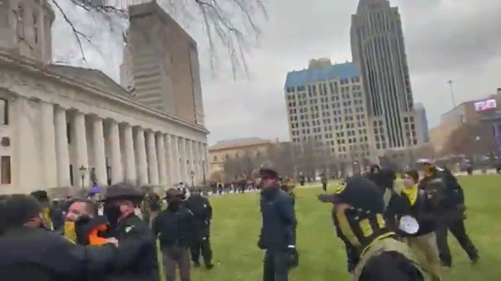 On Wednesday afternoon, clashes broke out on the Ohio Statehouse lawn between supporters of President Trump and his opponents.