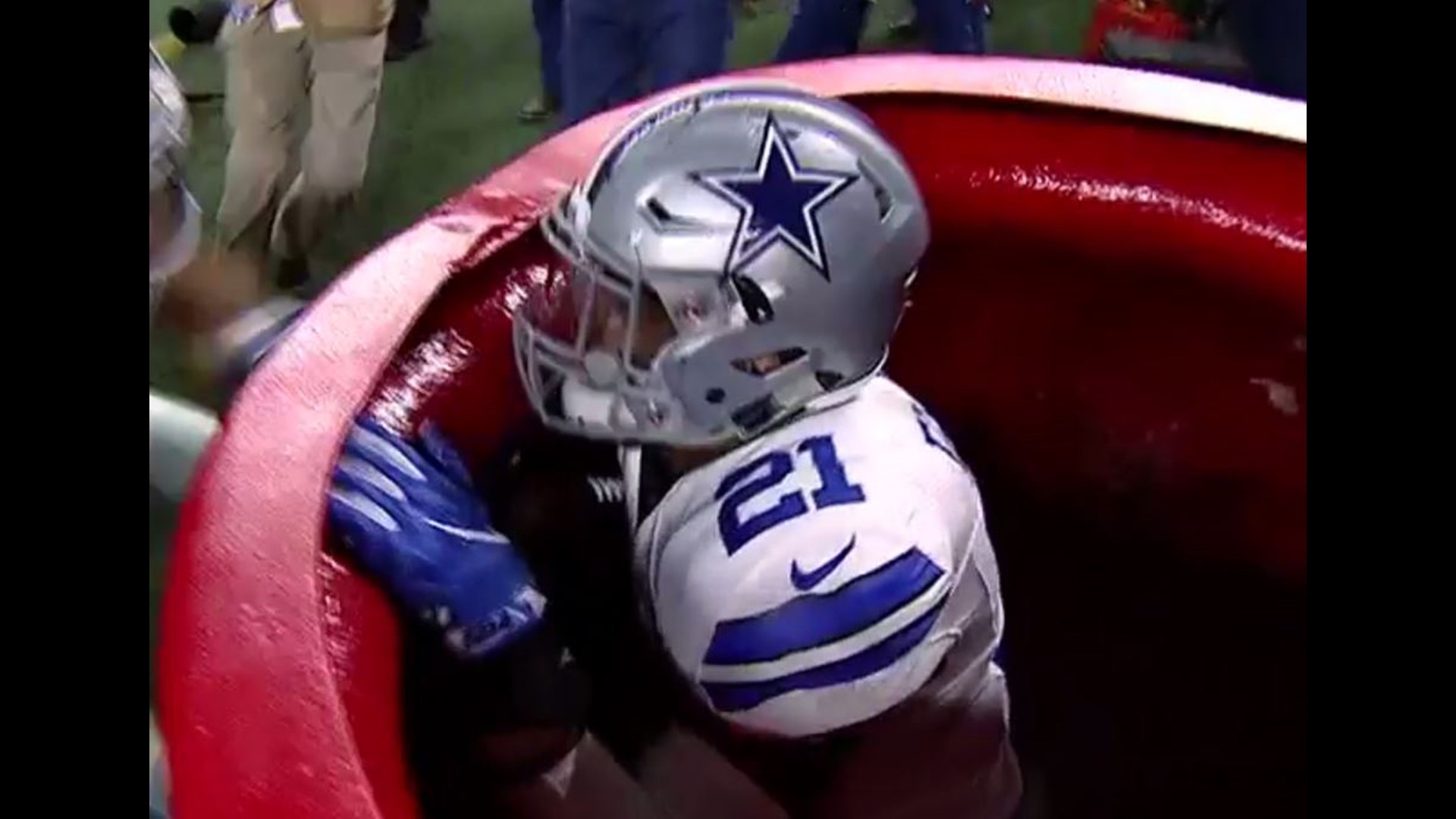 Ezekiel Elliott jumps into Salvation Army red kettle after scoring