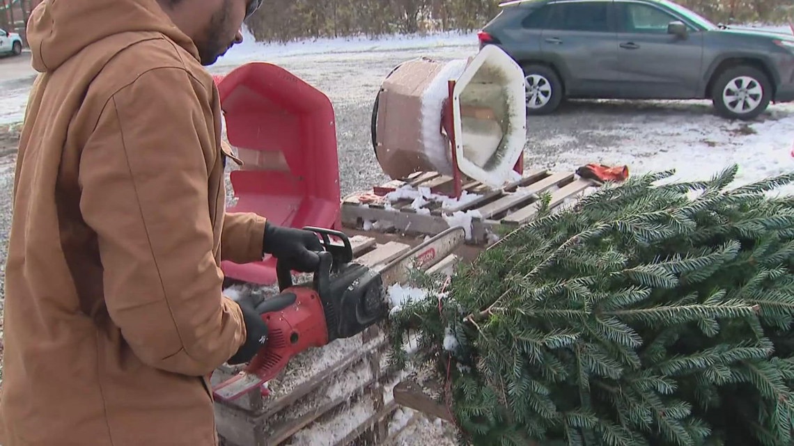 Bitter cold challenges outdoor holiday workers in central Ohio