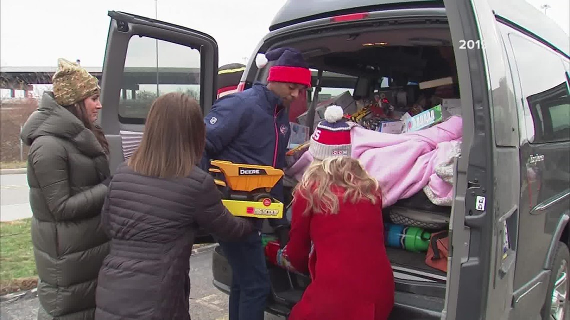 Strangers offer smiles, hope to families for Salvation Army toy drive - Vimarsana News