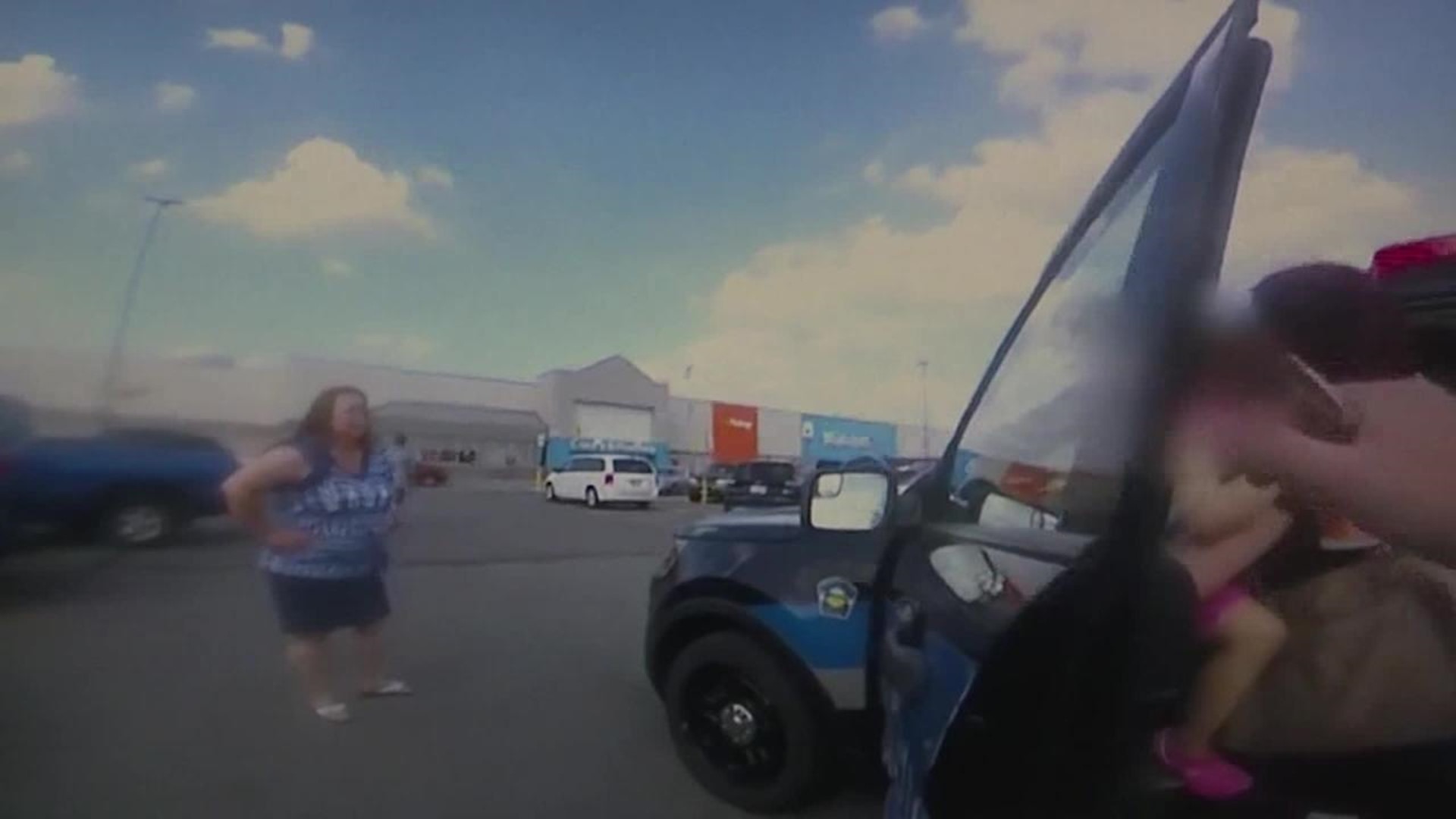 VIDEO: Ohio police officer smashes window to rescue kids stuck in hot car