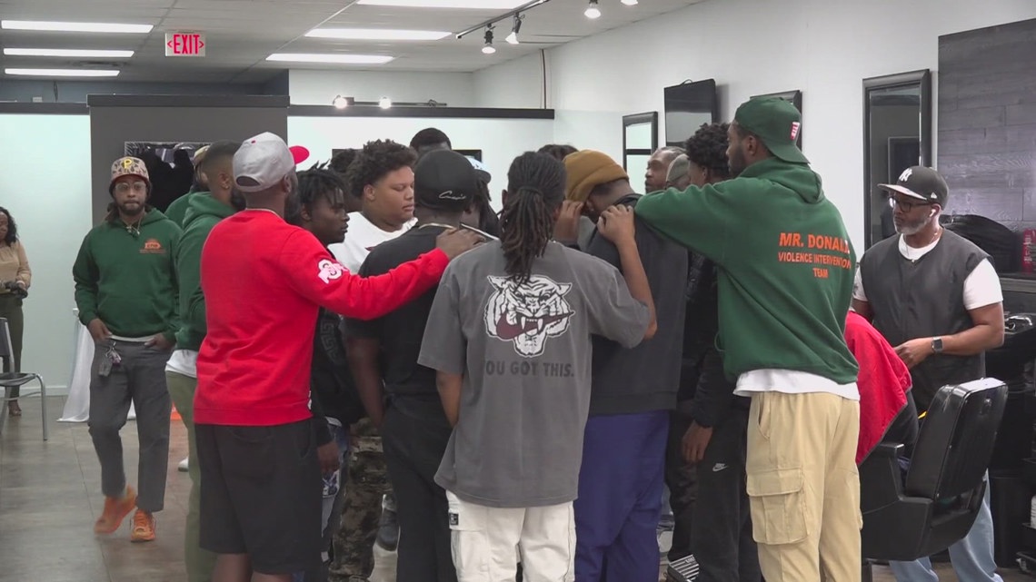 Le salon de coiffure Columbus crée un espace invitant pour les mentors et les jeunes