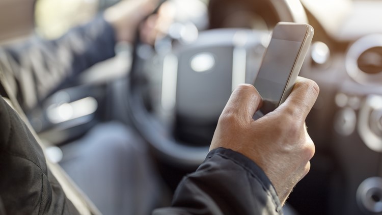 Lawmakers approve bill prohibiting Ohioans from using phones, other devices while driving