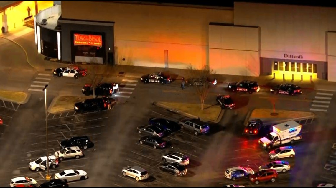 Officer shoots robbery suspect outside Atlanta mall