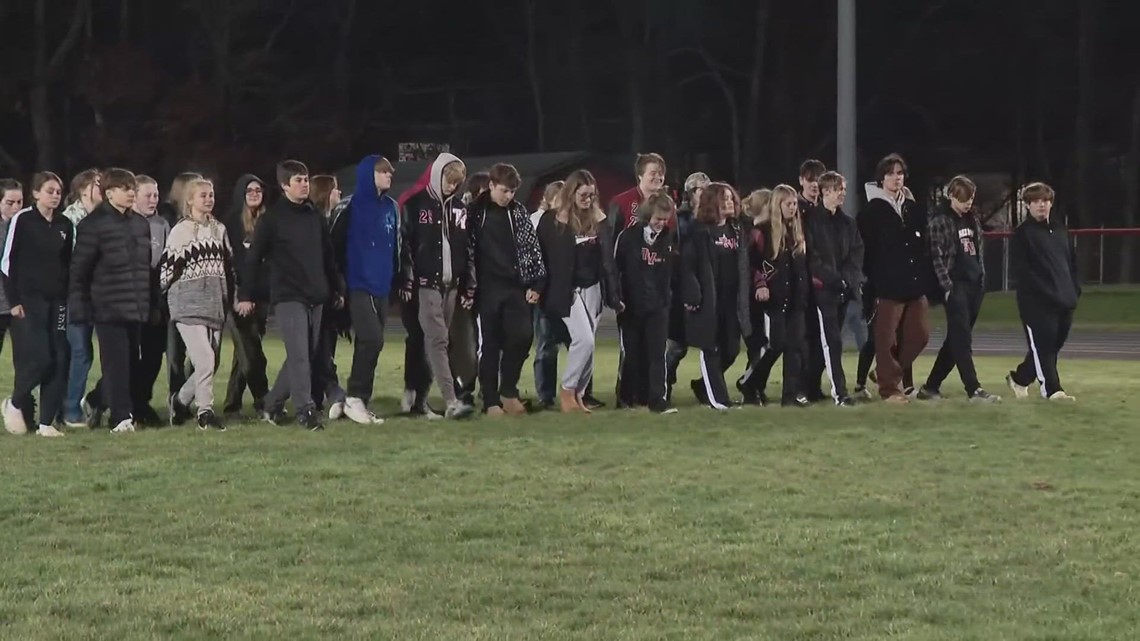 Hundreds Gather For Prayer Vigil At Tuscarawas Valley Hs Following Deadly Ohio Bus Crash 