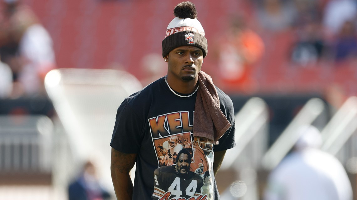 Cleveland Browns quarterback Deshaun Watson warms up before the