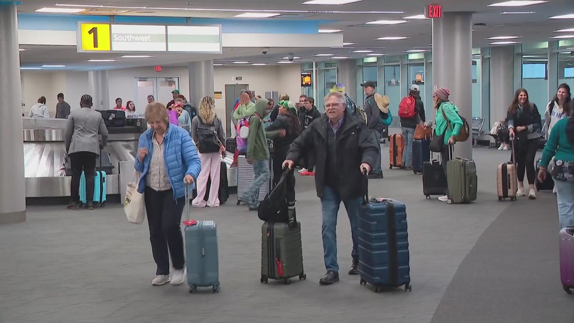 Experts advise early airport arrival during winter holiday season