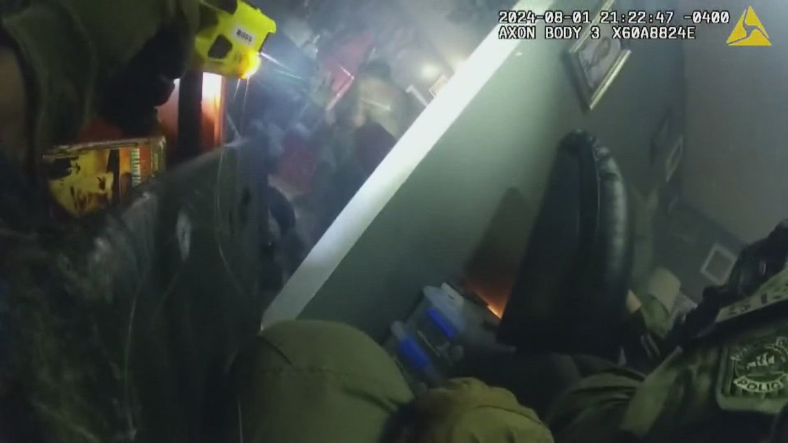 Police release bodycam video of deadly SWAT standoff in west Columbus ...