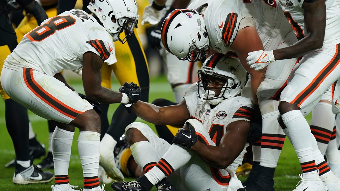 Sports world reacts to Nick Chubb's horrifying leg injury on MNF