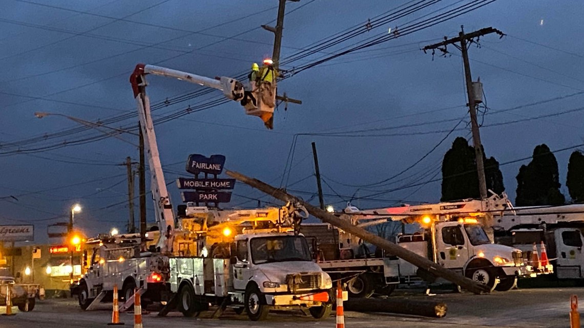 1 dead after crashing into Columbus utility pole | 10tv.com