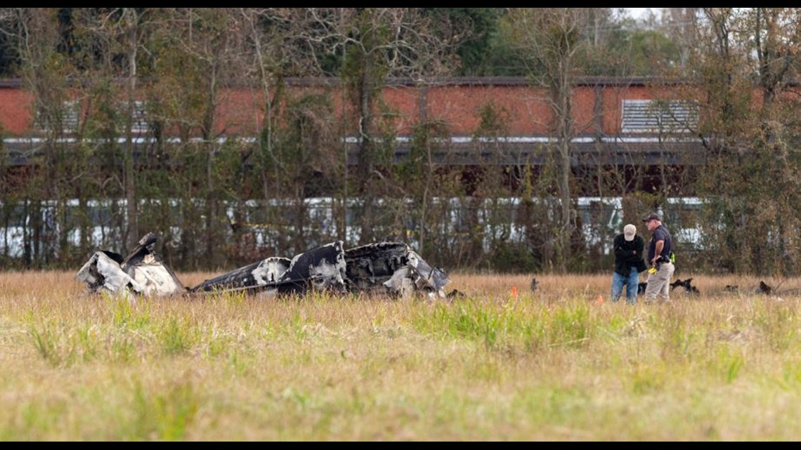 Authorities Small plane crashes in Louisiana, killing 5