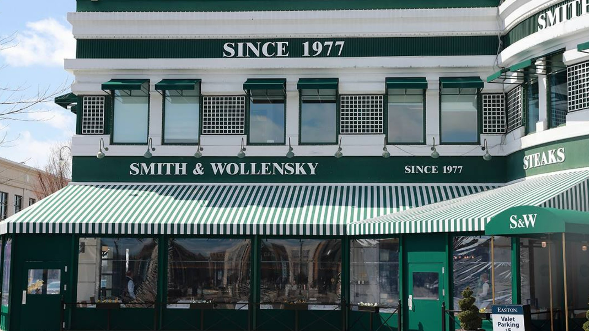Smith & Wollensky will stay open at its Easton location through January.