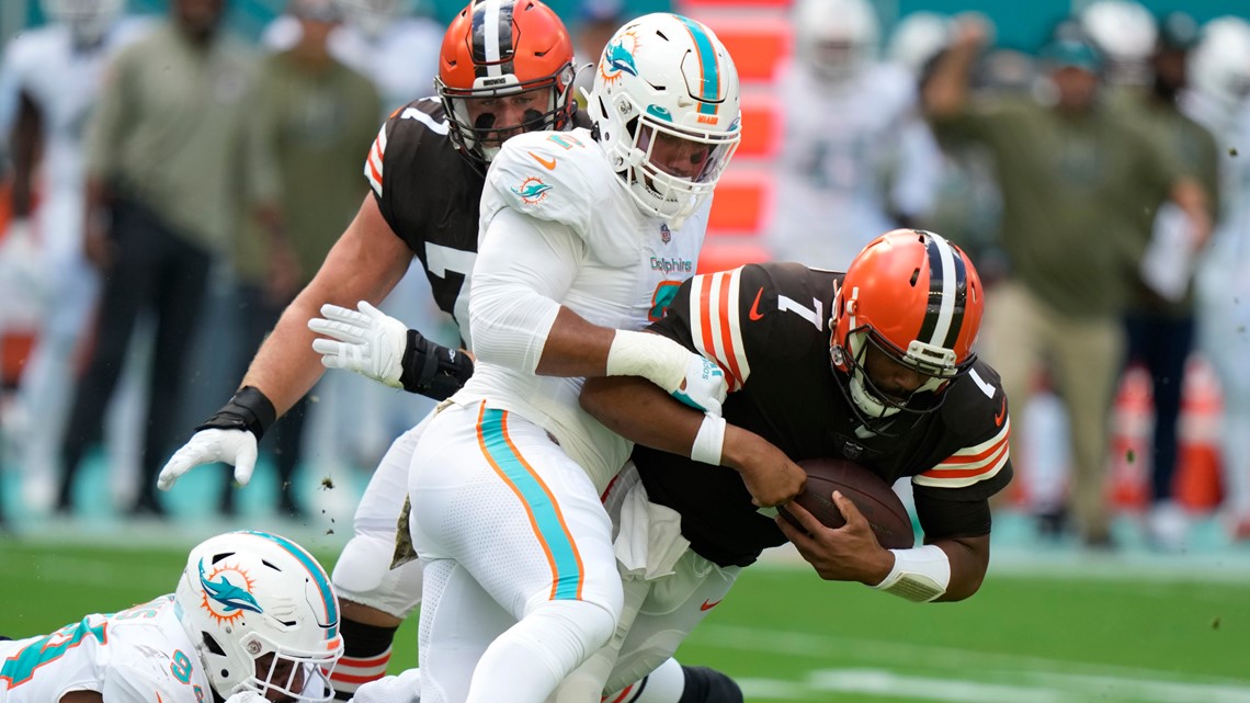 Miami Dolphins fullback Alec Ingold (30) runs a play during an NFL