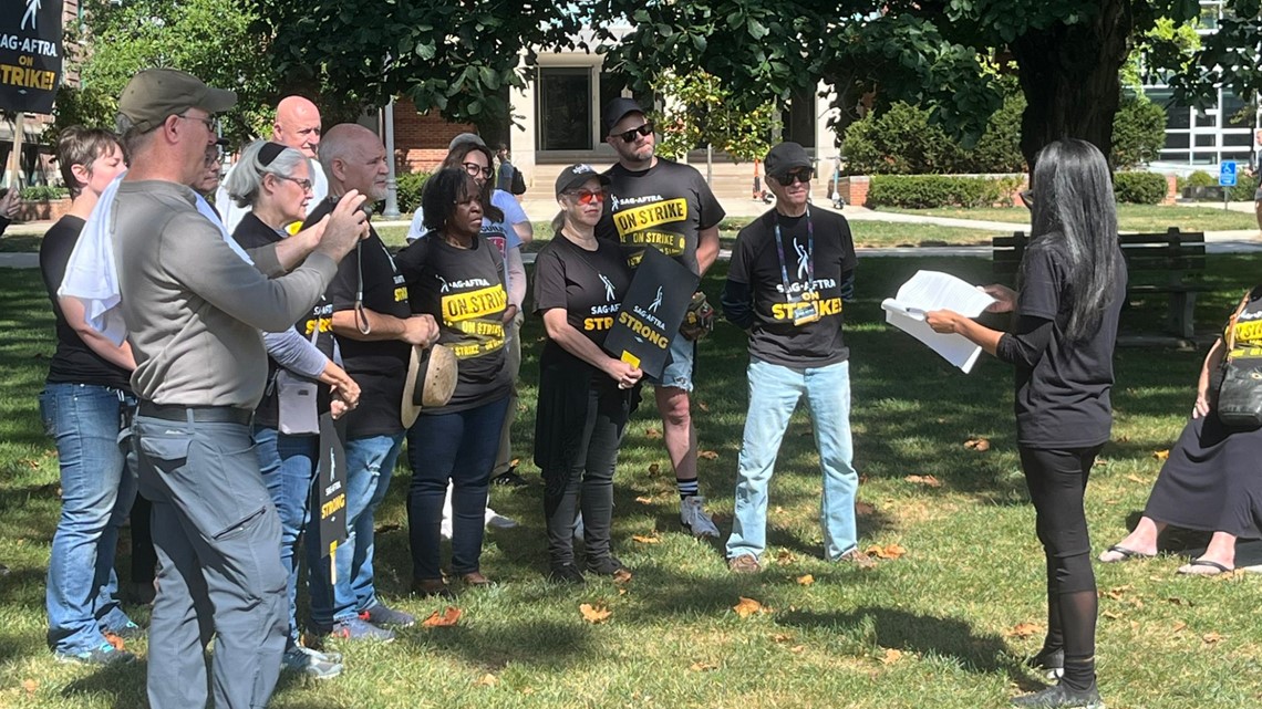 SAG-AFTRA members rally at Ohio State against the use of AI - Vimarsana News