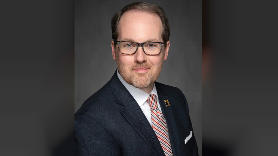 Columbus Board of Education president announces he will step down at