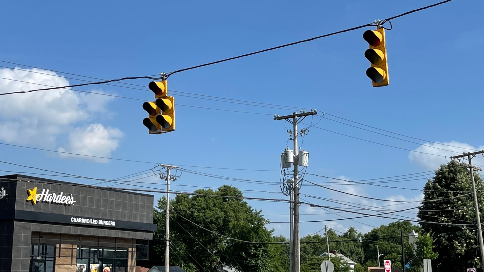 Power outages: What to do if a traffic light is out in Michigan