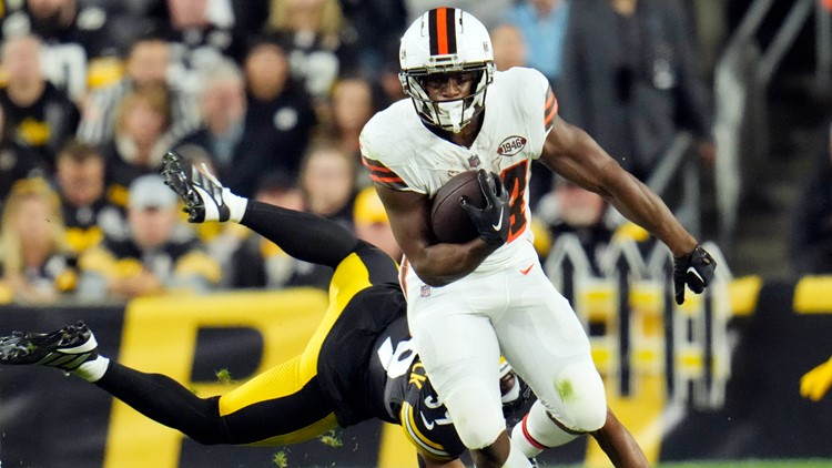 Browns RB Nick Chubb carted off with knee injury