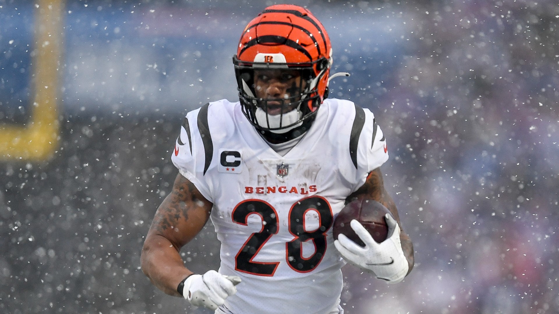 Bengals' Mixon charged, reportedly for pointing gun at woman