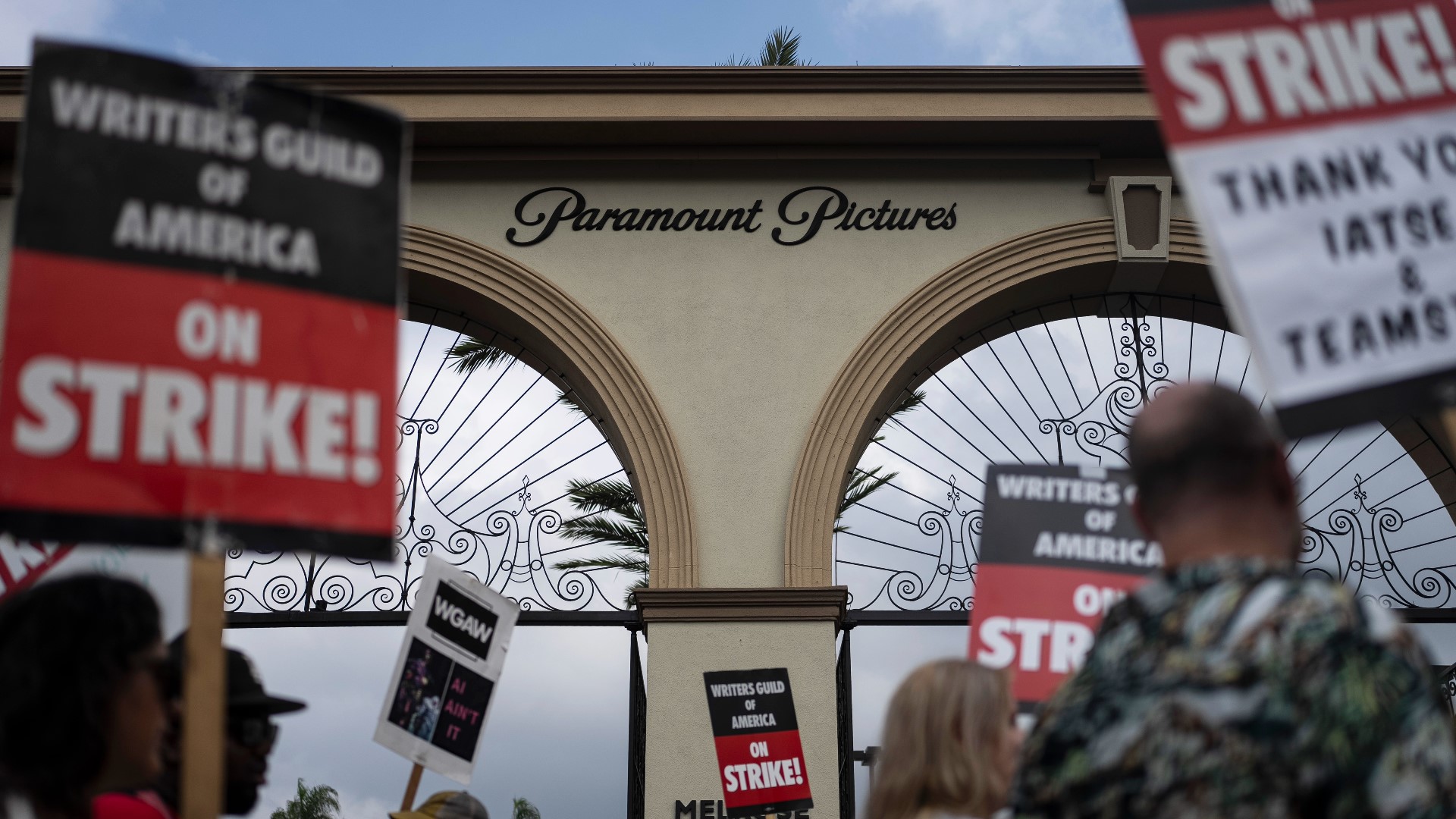 Tentative deal reached to end the Hollywood writers' strike | 10tv.com