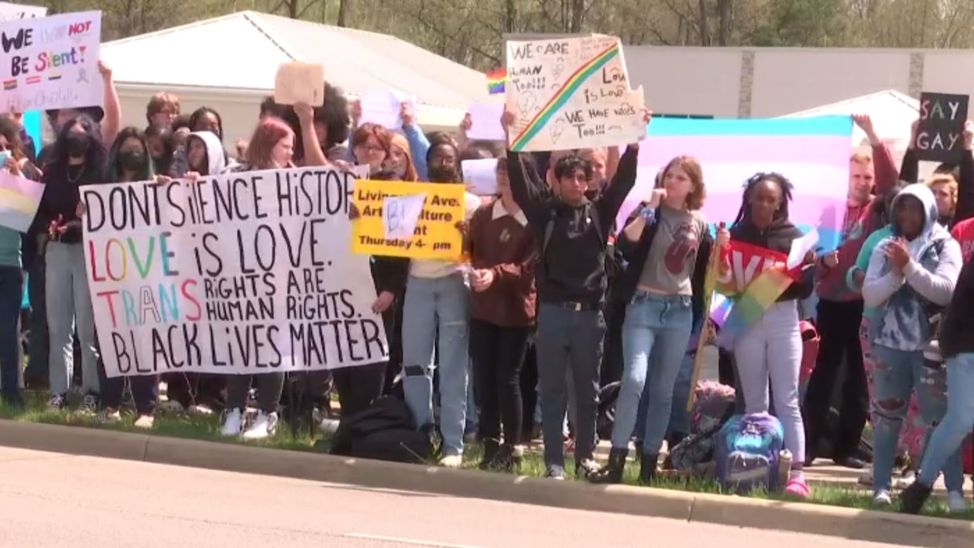 Reynoldsburg High School students walk out to protest House Bill 616 |  10tv.com