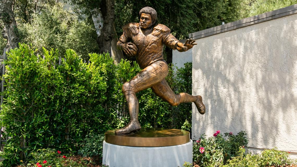 Archie Griffin's Rose Bowl Stadium statue unveiled | wqad.com