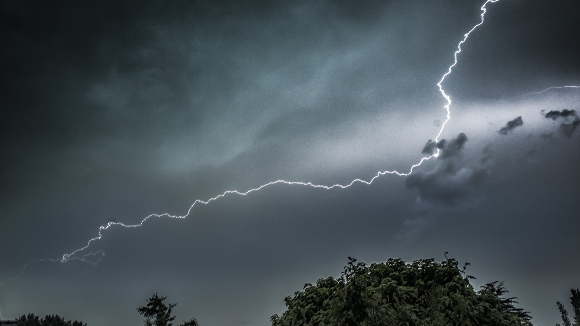 Chief meteorologist Ashlee Baracy explains the relationship between lightning and thunder.