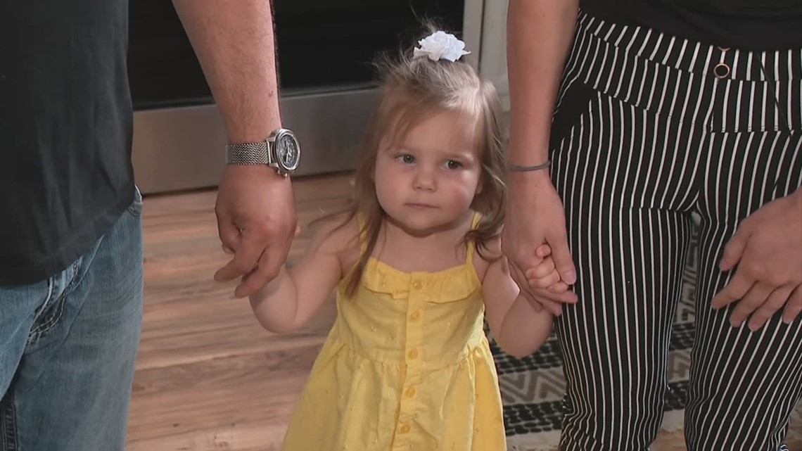 Off-duty Columbus police officer saves 2-year-old girl who fell into pool - Vimarsana News