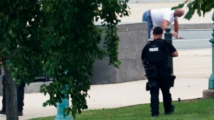 North Carolina man claiming to have bomb outside Library of Congress surrenders, NBC News reports North Carolina man claiming to have bomb outside Library of Congress surrenders, NBC News reports