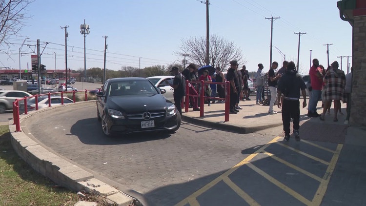 'Rudy's forever!' Dallas gathers to say goodbye to Rudy's Chicken after decades in business
