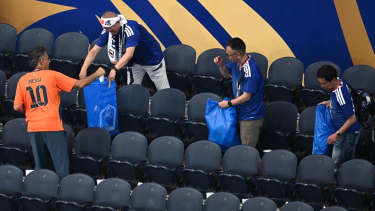 Japanese soccer fans clean up 'Dallas Stadium' after tie game with Netherlands in World Cup